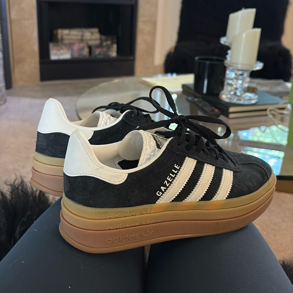 Women’s gazelle size 6